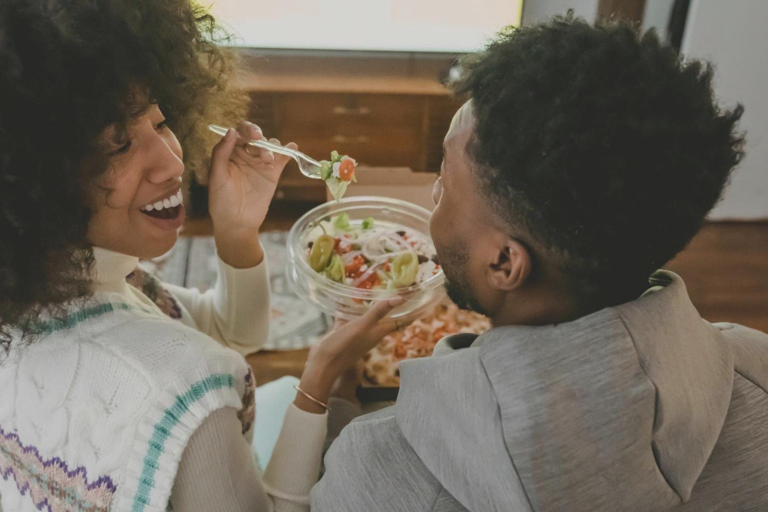 Famiglia che lavora insieme su un progetto creativo